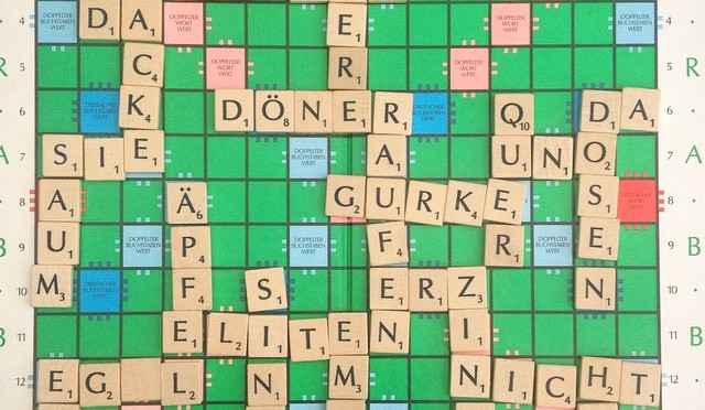 Eine Familienrunde #Scrabble mit #Gurke #Döner #Tüten #Äpfel und #Jacke