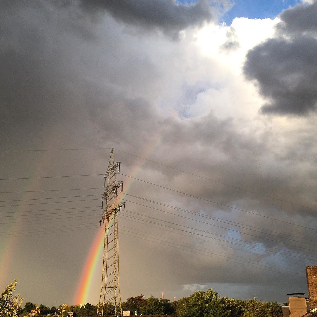 #Regenbogen und #Hochspannungsmast in #Itter Und ein Schwarm weißer Tauben ist hier vorbeigeflogen. Unkippsbar geil.