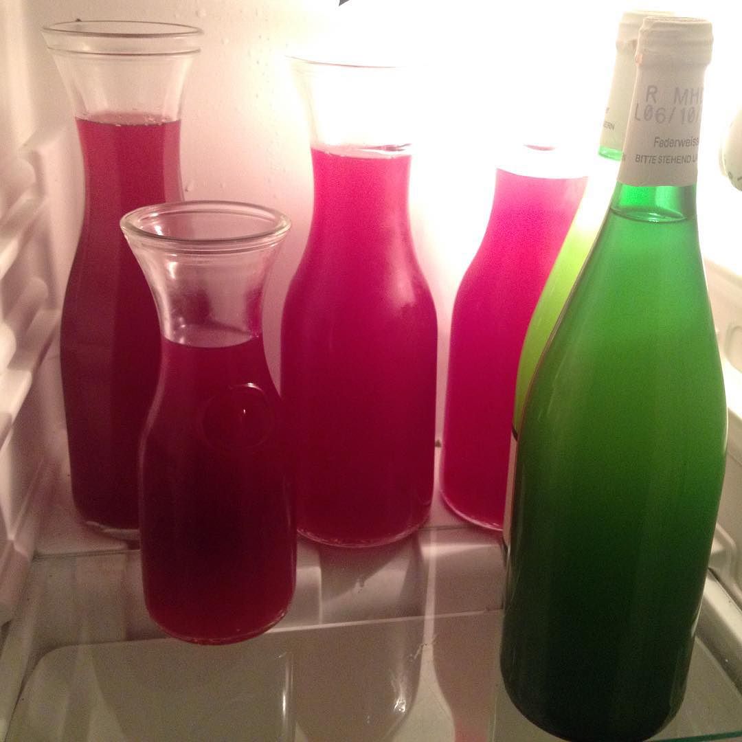 Schöne Farben im Kühlschrank: #Federweisser und selbstgemachter #Traubensaft aus eigenen Trauben