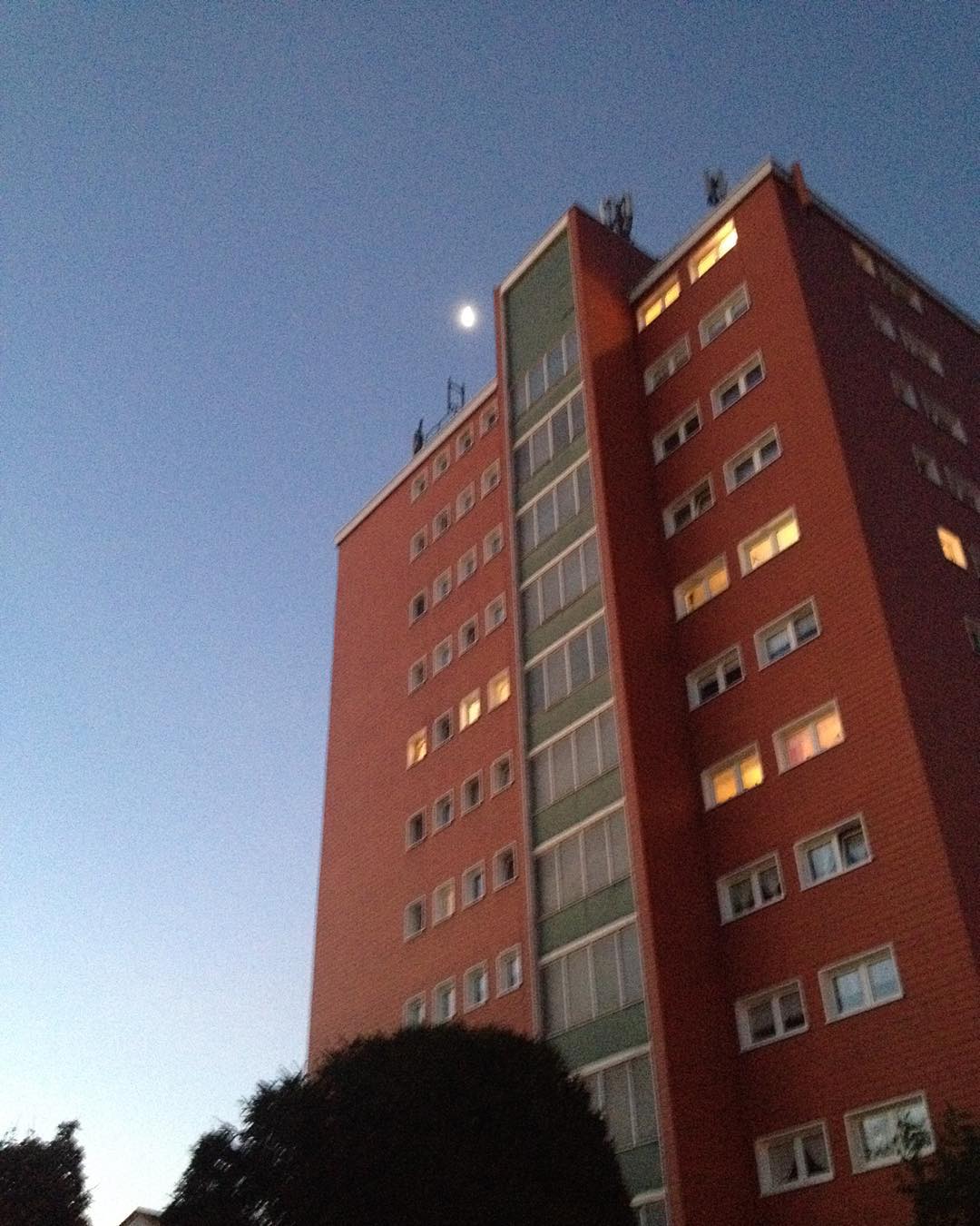 Rotes #Hochhaus mit #Mond in #Düsseldorf #Holthausen