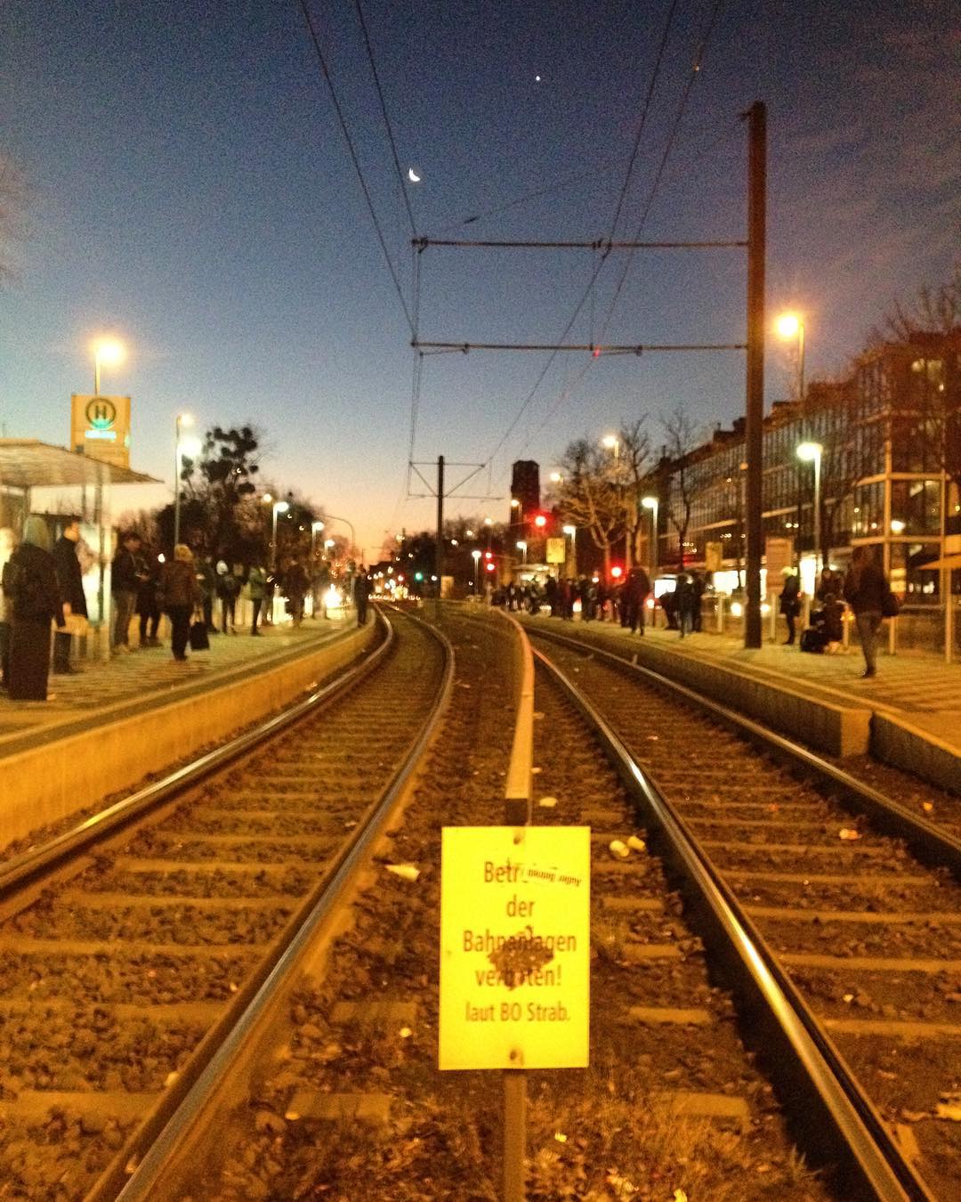 Betreten der Bahnanlagen verboten #Düsseldorf #Holthausen #Haltestelle #Mondsichel #Gleise